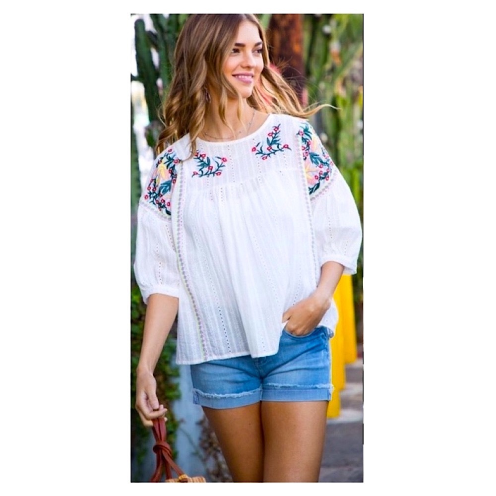 ✌🏼 #4018 Embroidered Beautiful Playful Top